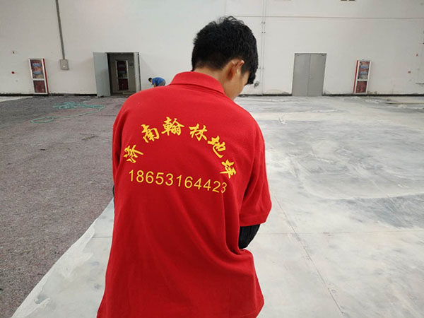 西卡地坪施工工人