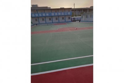 篮球场、羽毛球场、室外聚氨酯项目完工