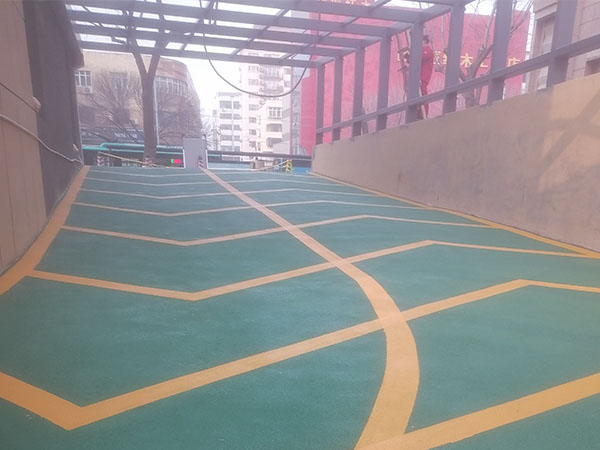 最近，由金牛版论坛资料中心承建的潍坊某大型地下停车场项目：混凝土浇筑，金刚砂固化剂施工，车位划线，墙柱彩绘等顺利完工。