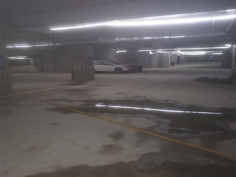 近日，由金牛版论坛资料中心承建的济南某大型地下停车场固化剂地坪顺利开工